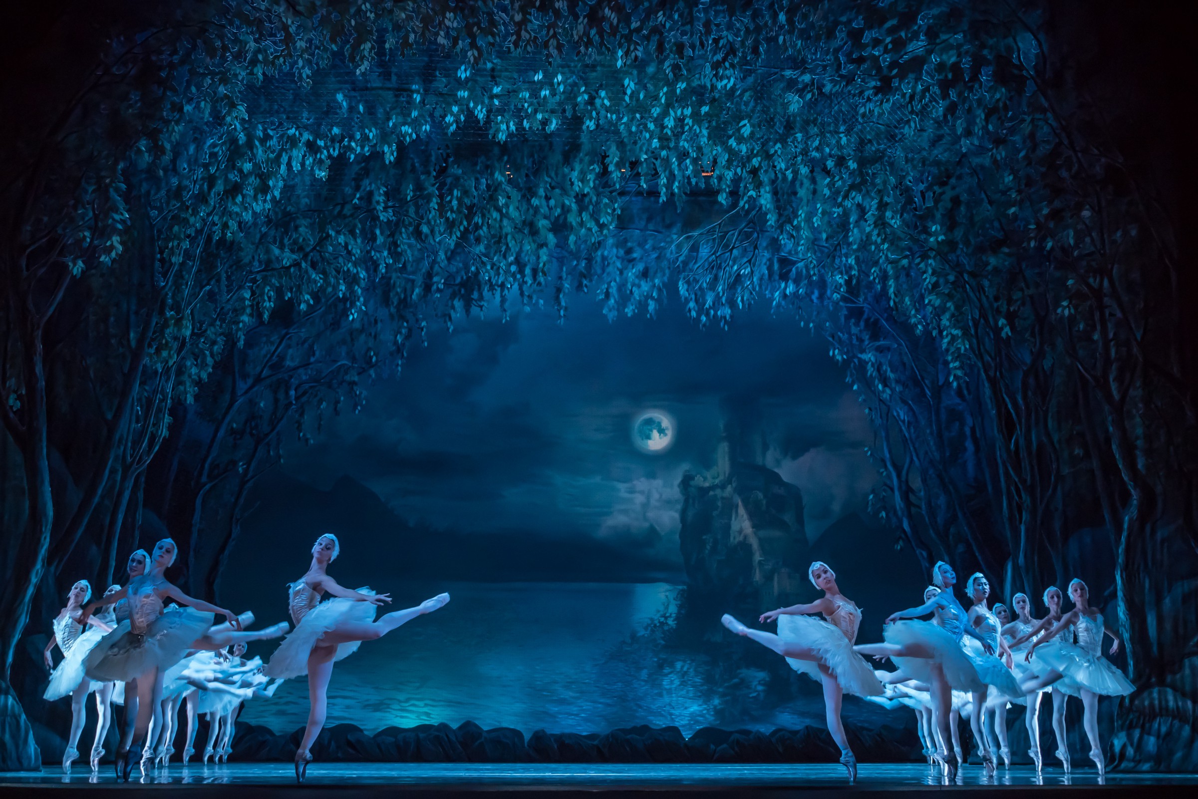 Лебединое озеро балет декорации. Декорации к балету лебединое озеро. Сценография лебединое озеро. Лебединое озеро балет декорации. Лебединое озеро (театр балета им.